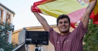 "A por ellos": Vito Quiles agita Granada entre banderas, tensión y un fuerte despliegue policial frente a la Universidad