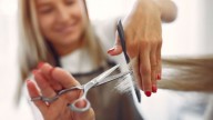 Yanina Toer, peluquera y estilista: “Evitar cortarte el pelo para dejarlo crecer es lo peor que podés hacer”