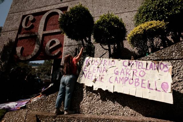 Exigen escritoras y feministas la renuncia de Paco Ignacio Taibo II por misoginia