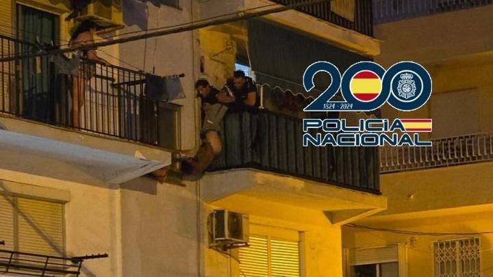 Dos policías nacionales y los vecinos evitan una tragedia en Torre del Mar