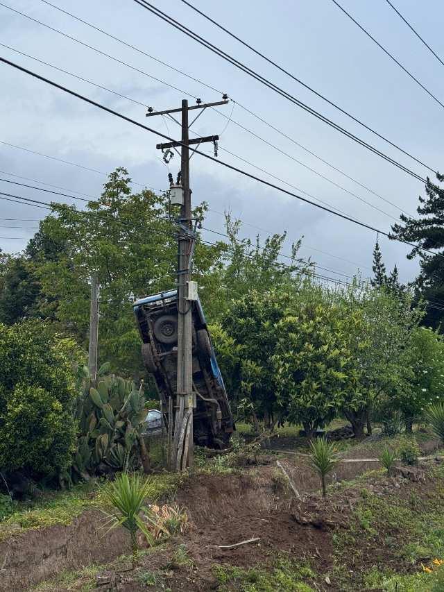 Vehiculo queda practicamente montado sobre poste en Ruta 90