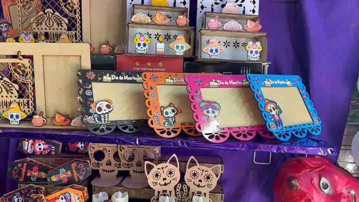 Poner altares para mascotas en Día de Muertos es benéfico para locatarios del Mercado Revolución