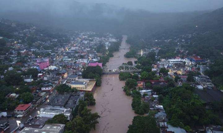 Desfogue de la presa Zimapán incrementa niveles del río Moctezuma