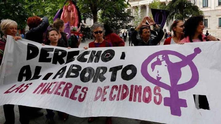 Las clínicas avisan de que la reforma de la Constitución para blindar el aborto es más "simbólica" que "eficaz"