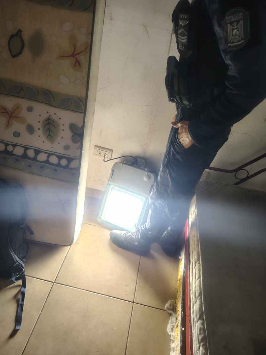 Robó un reflector de alumbrado público con un cuchillo, policías fueron tras él y lo capturaron