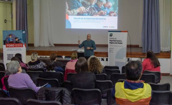 Taller de alfabetización digital en Gobernador Costa