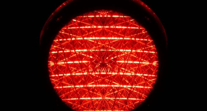 Las multas por pasarte una luz roja en California