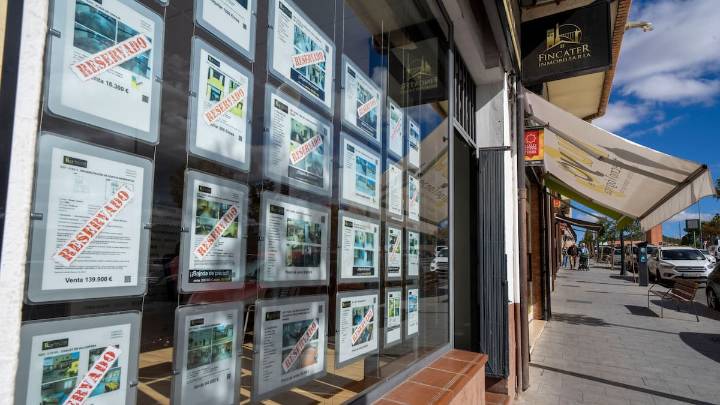 Irse al quinto pino, precios imposibles y padres que ayudan a sus hijos: las voces del problema de la vivienda en España