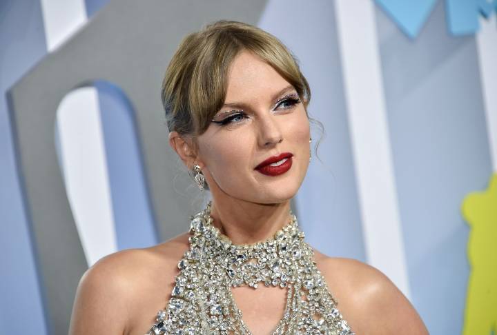 Taylor Swift dona $100 mil dólares para una niña que enfrenta un agresivo cáncer cerebral