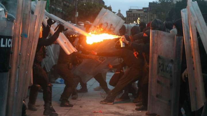 ¿Qué es el 'Bloque Negro' que Causó Destrozos y Agredió a Policías en Marcha del 2 de Octubre?
