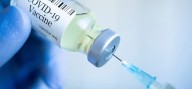 Esta vacuna contra COVID está ayudando a pacientes de cáncer a vivir más, según estudio