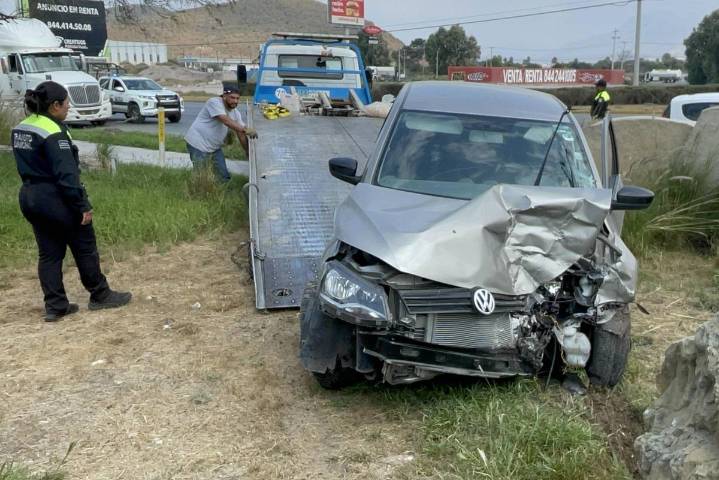 Choca contra roca tras asustarse por maniobra de tráiler en Saltillo