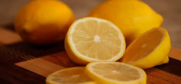 Conozca los efectos adversos de ingerir limón