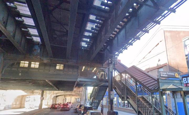 Mujer muere en Nueva York tras caída de panel solar