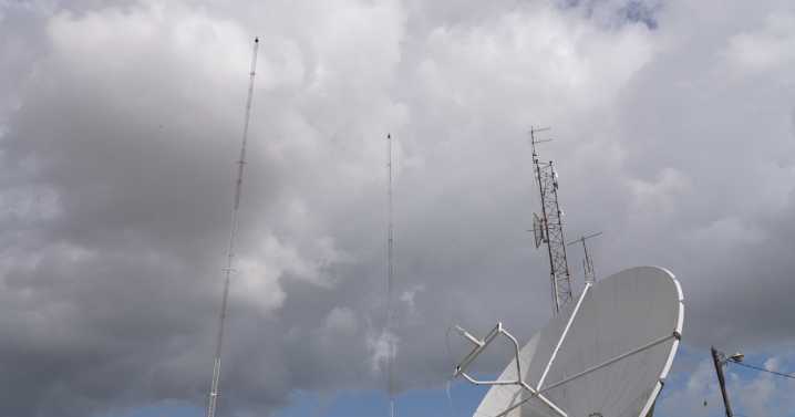 Unlit radio towers on West Side raise air safety concerns as government shutdown delays investigation