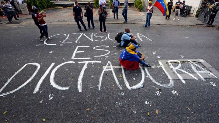 Amenazas y suspensión de periodistas venezolanos que mencionaron el Nobel a María Corina Machado son denunciados por el SNTP