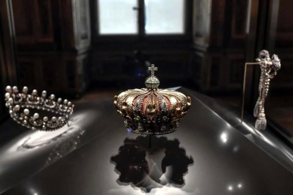 Detienen a otras cinco personas con relación al robo de joyas en el Louvre