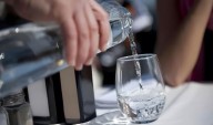 Restaurantes y supermercados estarían obligados a entregar un litro de agua gratis a consumidores