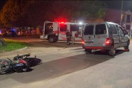 Motociclista quedó atrapado debajo de vehículo con el que chocó: sufrió lesiones graves