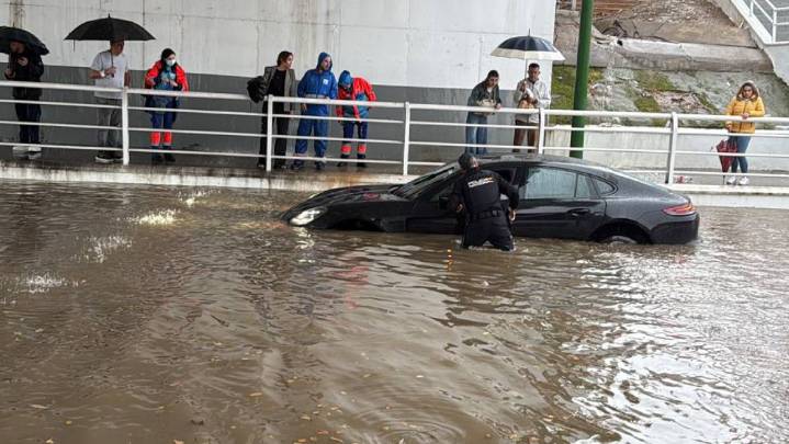 Trata de cruzar un túnel con un coche de alta gama en Sevilla y termina flotando