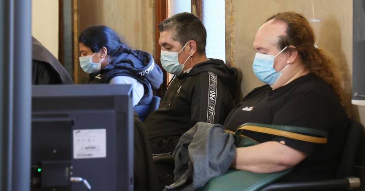Juicio por la bebé arrojada a un contenedor: la fiscal sostiene que nació viva y «llegó caliente al hospital»