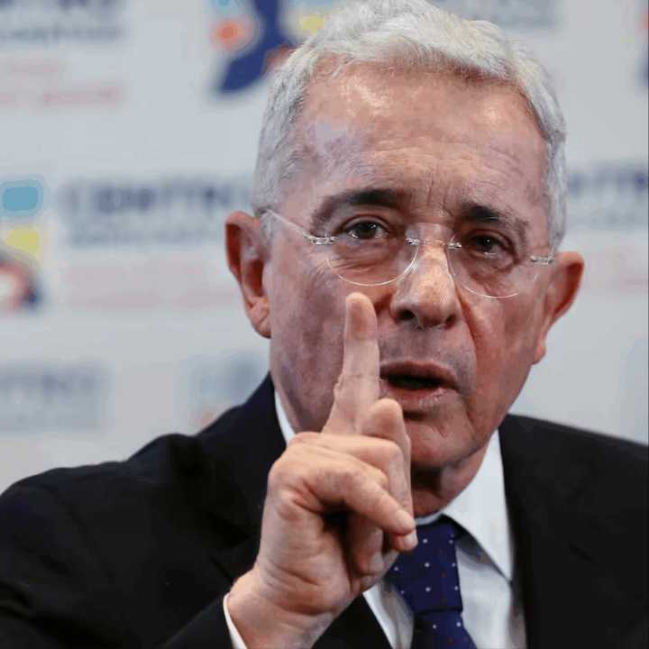 Tribunal define futuro del expresidente Uribe