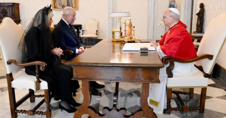 Así fue la cita histórica del Rey Carlos III con el Papa León XIV: de los particulares obsequios que se dieron al look impuesto para Camilla Parker Bowles