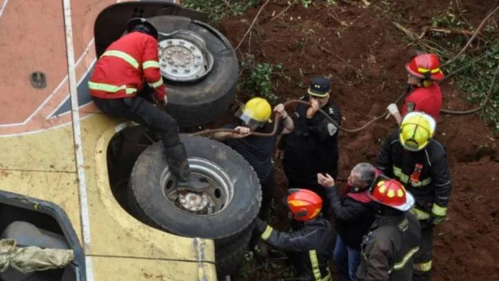 Analizan un audio del conductor del auto, antes de la colisión con el micro en Misiones