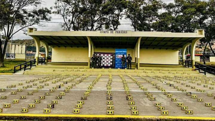 ¡Golpe millonario al narcotráfico! Hallan 418 kilos de cocaína escondidos en un camión en Bogotá