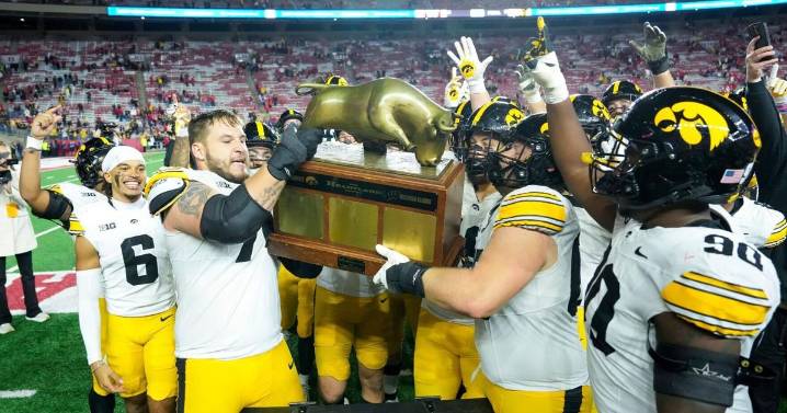 What plays set the tone in Iowa’s fourth straight win over Wisconsin