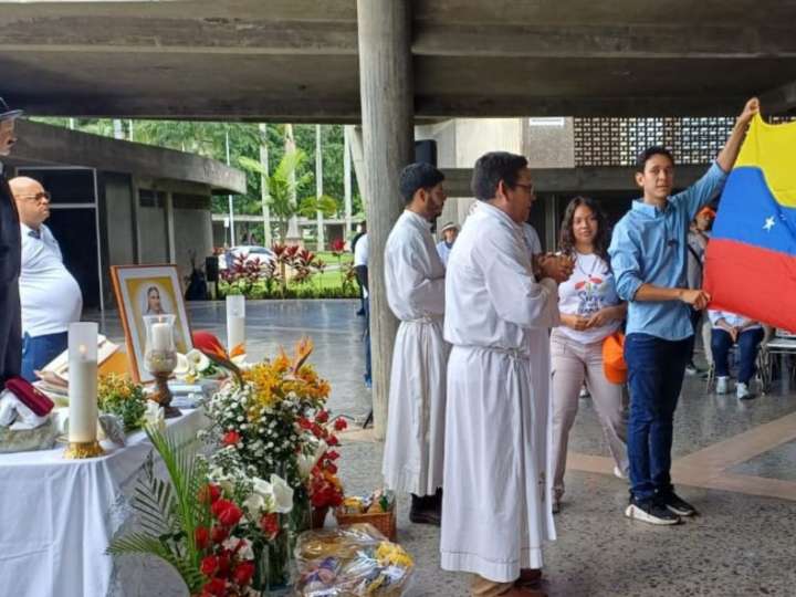 Agredieron a familiares de presos políticos durante misa en la UCV por la canonización