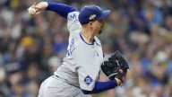 Snell contuvo a Cerveceros y Dodgers se llevaron un tenso Juego 1 en Milwaukee