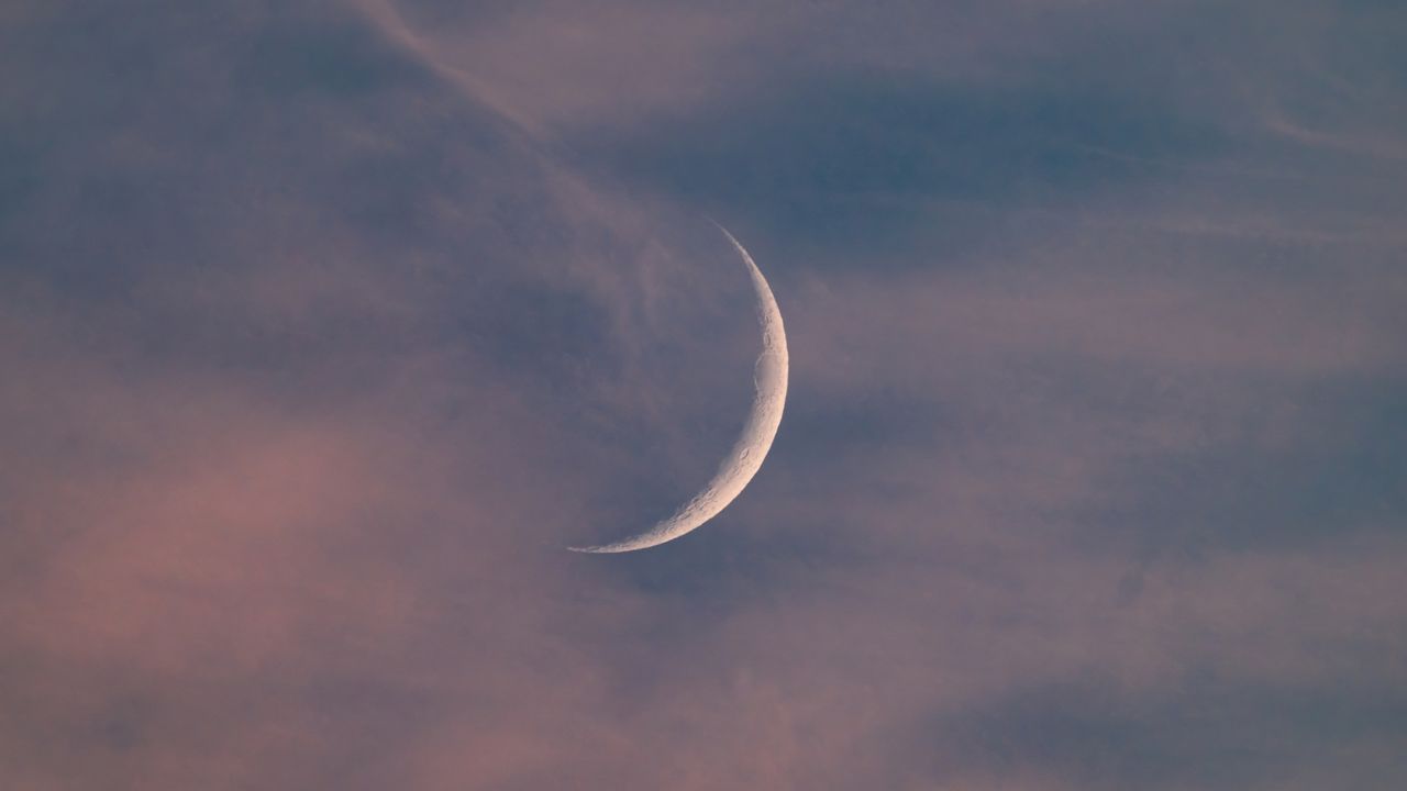 See a razor-thin crescent moon line up with Mars and Mercury at sunset on Oct. 23