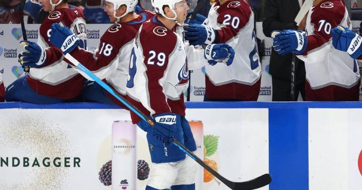 Avalanche's MacKinnon punctuates hot start with stick twirl, fist pump in 2