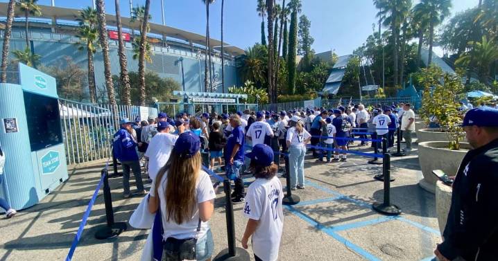 Afición angelina llena Dodger Stadium para el Juego 3 de la Serie Mundial