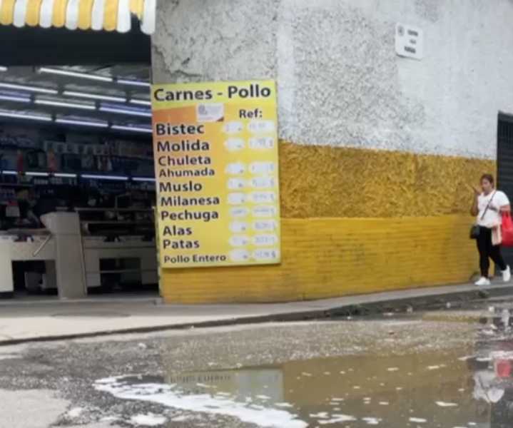 Contaminación por aguas negras en Los Teques: comerciantes trabajan con tapabocas ante falta de respuesta