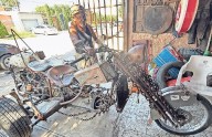 Construye Daniel a mano triciclo único en el mundo