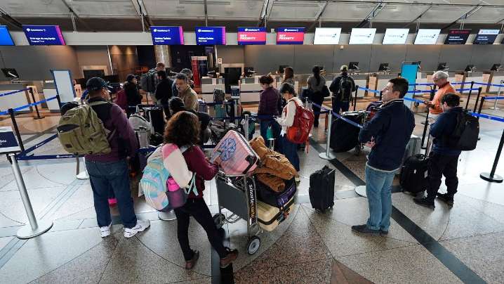 Falta de personal generó retrasos en vuelos en aeropuertos de Nashville y Chicago