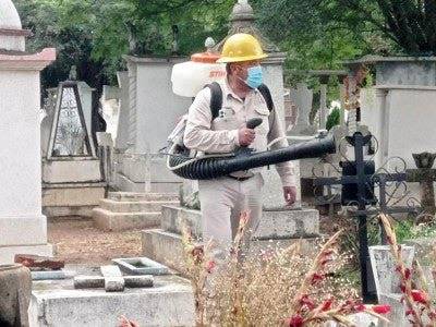 Secretaría de Salud de #Oaxaca fumiga panteones de la Capital para prevenir dengue en Día de Muertos