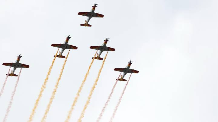 El paso de la Formación Mirlo, el salto en paracaídas y el aniversario de la UME: el desfile del 12