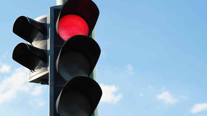 Giro inesperado: este es el significado del nuevo color que llega a los semáforos
