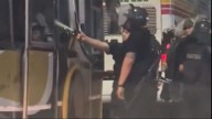 River-Racing: indignación por un video con la reacción de un policía tirando gas pimienta