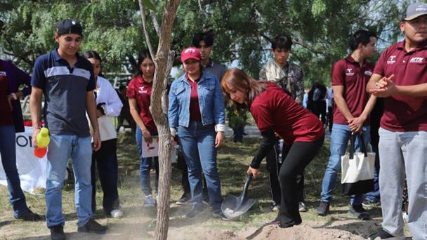 Universitarios reforestan la laguna La Escondida