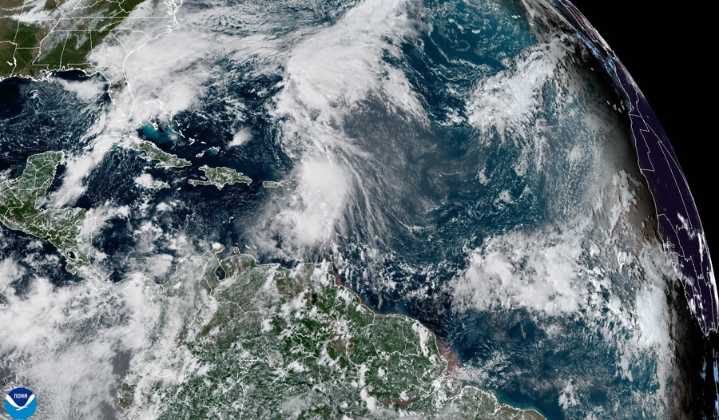 Se forma la tormenta tropical Lorenzo en el Atlántico central