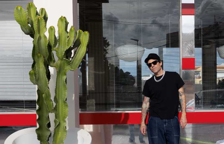 L.A.: «Podría vistir los cantares de la manera que quixera que si canto yo yá sedría L.A»
