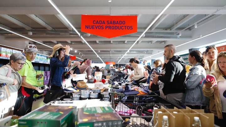 Aldi abre su segunda tienda en Zaragoza: "Vengo para ver si cazo alguna oferta"