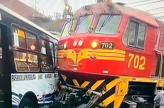 Triple choque de un tren, un bus de pasajeros y un tico, en el Agustino