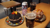 Pan de muerto relleno de cerveza, una colaboración que reafirma que la cheve es un pan que se bebe