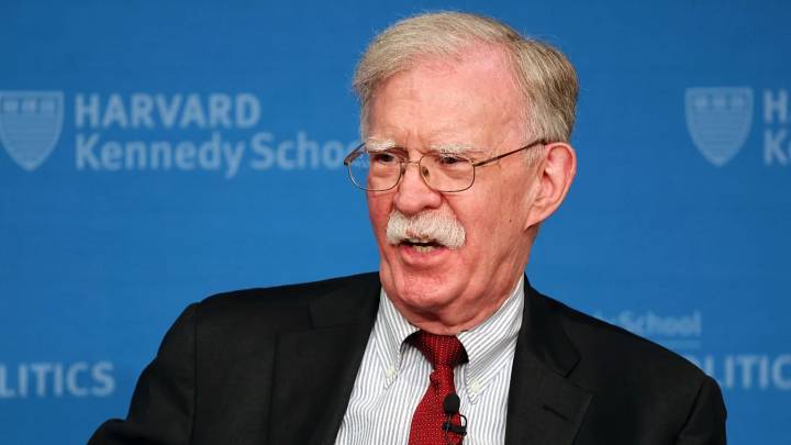El exasesor de Trump John Bolton se declara inocente de 18 cargos