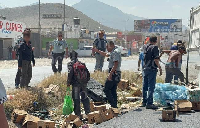 Se desata rapiña de cerveza tras volcadura de camión en la carretera Saltillo
